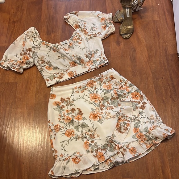 Paper Crane 2 Piece skirt and crop top - Picture 2 of 8